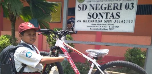Jokowi Beri Nursaka Sepeda