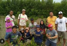 Lestarikan Mangrove, Selamatkan Pesisir Kalbar TANAM MANGROVE. Sejumlah mahasiswa dari luar negeri dan Indonesia yang mengikuti kegiatan JSP (Join Summer Program/Summer Camp) di Kabupaten Mempawah, Minggu (26/8), ikut berpartisipasi menanam mangrove di MMP Desa Pasir, Kecamatan Mempawah Hilir. Ari Sandy-RK