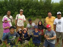 TANAM MANGROVE. Sejumlah mahasiswa dari luar negeri dan Indonesia yang mengikuti kegiatan JSP (Join Summer Program/Summer Camp) di Kabupaten Mempawah, Minggu (26/8), ikut berpartisipasi menanam mangrove di MMP Desa Pasir, Kecamatan Mempawah Hilir. Ari Sandy-RK