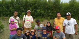 Lestarikan Mangrove, Selamatkan Pesisir Kalbar TANAM MANGROVE. Sejumlah mahasiswa dari luar negeri dan Indonesia yang mengikuti kegiatan JSP (Join Summer Program/Summer Camp) di Kabupaten Mempawah, Minggu (26/8), ikut berpartisipasi menanam mangrove di MMP Desa Pasir, Kecamatan Mempawah Hilir. Ari Sandy-RK