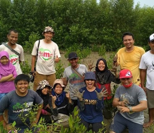 Lestarikan Mangrove, Selamatkan Pesisir Kalbar TANAM MANGROVE. Sejumlah mahasiswa dari luar negeri dan Indonesia yang mengikuti kegiatan JSP (Join Summer Program/Summer Camp) di Kabupaten Mempawah, Minggu (26/8), ikut berpartisipasi menanam mangrove di MMP Desa Pasir, Kecamatan Mempawah Hilir. Ari Sandy-RK