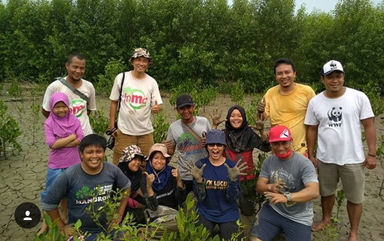 TANAM MANGROVE. Sejumlah mahasiswa dari luar negeri dan Indonesia yang mengikuti kegiatan JSP (Join Summer Program/Summer Camp) di Kabupaten Mempawah, Minggu (26/8), ikut berpartisipasi menanam mangrove di MMP Desa Pasir, Kecamatan Mempawah Hilir. Ari Sandy-RK