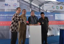 PLTBm Pertama di Kalbar, Berkapasitas 15 MW PERESMIAN. Bambang Brodjonegoro dan Sutarmidji didampingi yang lainnya menekan tombol sirine tanda diresmikannya pengembang PLTBm Siantan, Mempawah, Senin (24/9) Humas Pemprov for RK