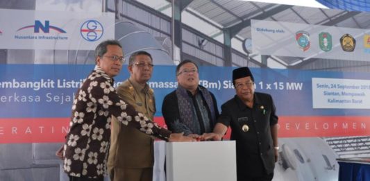 PLTBm Pertama di Kalbar, Berkapasitas 15 MW PERESMIAN. Bambang Brodjonegoro dan Sutarmidji didampingi yang lainnya menekan tombol sirine tanda diresmikannya pengembang PLTBm Siantan, Mempawah, Senin (24/9) Humas Pemprov for RK