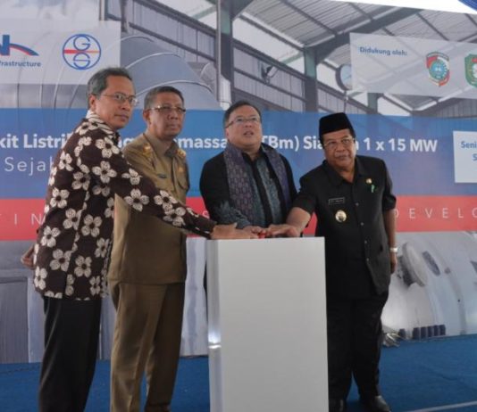 PLTBm Pertama di Kalbar, Berkapasitas 15 MW PERESMIAN. Bambang Brodjonegoro dan Sutarmidji didampingi yang lainnya menekan tombol sirine tanda diresmikannya pengembang PLTBm Siantan, Mempawah, Senin (24/9) Humas Pemprov for RK