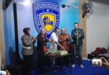 Pembukaan IMI Caffe Berlangsung Meriah POTONG KUE. Yuliansyah didampingi Kasat Lantas Polresta Pontianak Syf. Salbiah, Sekjen PP IMI Jeffry JP, Ketua KONI Kalbar Fachrudin D. Siregar dan perwakilan Pertamina Kalbar memotong kue sebagai tanda diresmikannya IMI caffe di di Jalan WR Supratman, Minggu (9/9). Bangun Subekti-RK