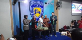 Pembukaan IMI Caffe Berlangsung Meriah POTONG KUE. Yuliansyah didampingi Kasat Lantas Polresta Pontianak Syf. Salbiah, Sekjen PP IMI Jeffry JP, Ketua KONI Kalbar Fachrudin D. Siregar dan perwakilan Pertamina Kalbar memotong kue sebagai tanda diresmikannya IMI caffe di di Jalan WR Supratman, Minggu (9/9). Bangun Subekti-RK