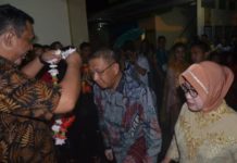 Midji Ngaku Masuk Kelas Ternakal REUNI. Sutarmidji didampingi istri dikalungi bunga ketika menghadiri reuni akbar SMA Santo Paulus Pontianak di Jalan Arif Rahman Hakim, Pontianak Kota, Sabtu malam (8/9). Humas Pemprov for RK