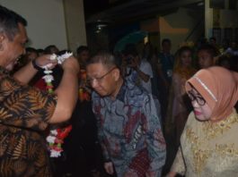 REUNI. Sutarmidji didampingi istri dikalungi bunga ketika menghadiri reuni akbar SMA Santo Paulus Pontianak di Jalan Arif Rahman Hakim, Pontianak Kota, Sabtu malam (8/9). Humas Pemprov for RK