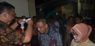 Midji Ngaku Masuk Kelas Ternakal REUNI. Sutarmidji didampingi istri dikalungi bunga ketika menghadiri reuni akbar SMA Santo Paulus Pontianak di Jalan Arif Rahman Hakim, Pontianak Kota, Sabtu malam (8/9). Humas Pemprov for RK