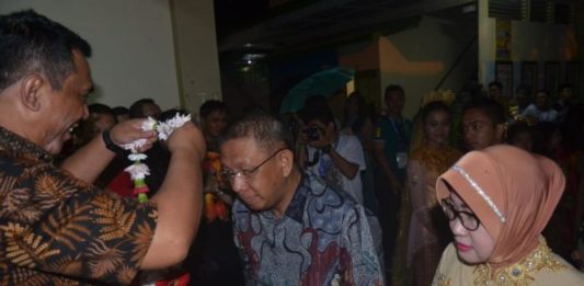 Midji Ngaku Masuk Kelas Ternakal REUNI. Sutarmidji didampingi istri dikalungi bunga ketika menghadiri reuni akbar SMA Santo Paulus Pontianak di Jalan Arif Rahman Hakim, Pontianak Kota, Sabtu malam (8/9). Humas Pemprov for RK