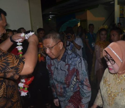 Midji Ngaku Masuk Kelas Ternakal REUNI. Sutarmidji didampingi istri dikalungi bunga ketika menghadiri reuni akbar SMA Santo Paulus Pontianak di Jalan Arif Rahman Hakim, Pontianak Kota, Sabtu malam (8/9). Humas Pemprov for RK