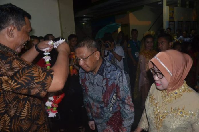 REUNI. Sutarmidji didampingi istri dikalungi bunga ketika menghadiri reuni akbar SMA Santo Paulus Pontianak di Jalan Arif Rahman Hakim, Pontianak Kota, Sabtu malam (8/9). Humas Pemprov for RK