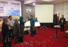 Tinggal Menunggu Penetapan Sultan Hamid II Sebagai Pahlawan Nasional SERTIFIKAT. Anshari Dimyati menerima sertifikat penetapan gambar rancangan asli lambang negara Indonesia sebagai Benda Cagar Budaya Peringkat Nasional dari Kemendikbud RI di Auditorium, Museum Geologi Bandung, Senin (24/9). Anshari Dimyati for RK