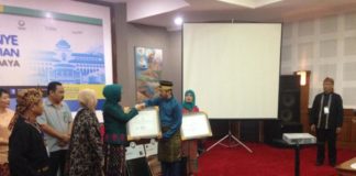 Tinggal Menunggu Penetapan Sultan Hamid II Sebagai Pahlawan Nasional SERTIFIKAT. Anshari Dimyati menerima sertifikat penetapan gambar rancangan asli lambang negara Indonesia sebagai Benda Cagar Budaya Peringkat Nasional dari Kemendikbud RI di Auditorium, Museum Geologi Bandung, Senin (24/9). Anshari Dimyati for RK