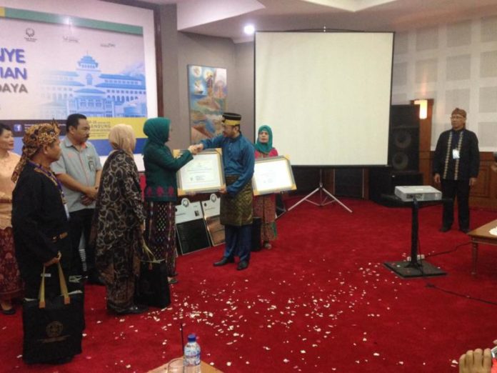 SERTIFIKAT. Anshari Dimyati menerima sertifikat penetapan gambar rancangan asli lambang negara Indonesia sebagai Benda Cagar Budaya Peringkat Nasional dari Kemendikbud RI di Auditorium, Museum Geologi Bandung, Senin (24/9). Anshari Dimyati for RK