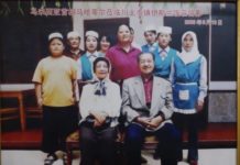 Kalung dan Sepatu di Depan Pintu