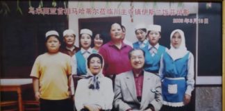 Kalung dan Sepatu di Depan Pintu