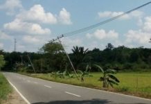 Tiang Listrik Nyaris Tumbang