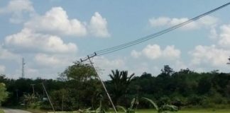 Tiang Listrik Nyaris Tumbang