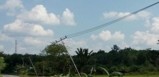 Tiang Listrik Nyaris Tumbang