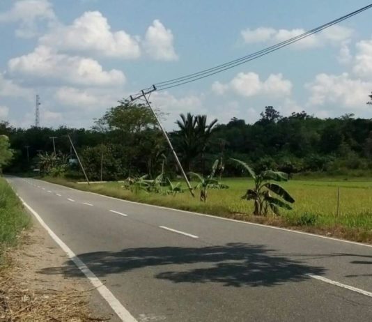 Tiang Listrik Nyaris Tumbang