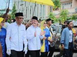 Foto--Midji-Norsan didampingi istri berjalan kaki menuju KPU Kalbar untuk menyerahkan berkas pendaftaran sebagai pasangan calon Gubernur dan Wakil Gubernur Kalbar periode 2018-2023, Senin (8/1) pagi-Ocsya Ade CP