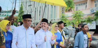 Midji-Ria Norsan Dilantik 5 September 2018 di Istana Negara Foto--Midji-Norsan didampingi istri berjalan kaki menuju KPU Kalbar untuk menyerahkan berkas pendaftaran sebagai pasangan calon Gubernur dan Wakil Gubernur Kalbar periode 2018-2023, Senin (8/1) pagi-Ocsya Ade CP