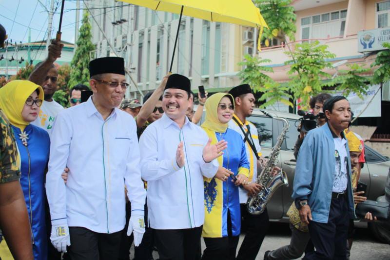 Foto--Midji-Norsan didampingi istri berjalan kaki menuju KPU Kalbar untuk menyerahkan berkas pendaftaran sebagai pasangan calon Gubernur dan Wakil Gubernur Kalbar periode 2018-2023, Senin (8/1) pagi-Ocsya Ade CP