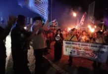 Ribuan Peserta Ikut Pawai Obor PELEPASAN. Sekda Melawi, Ivo Titus Mulyono melepas pawai obor di kawasan Tugu Juang Nanga Pinoh, Sabtu malam (1/9). Dedi Irawan-RK