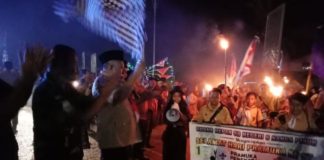 Ribuan Peserta Ikut Pawai Obor PELEPASAN. Sekda Melawi, Ivo Titus Mulyono melepas pawai obor di kawasan Tugu Juang Nanga Pinoh, Sabtu malam (1/9). Dedi Irawan-RK