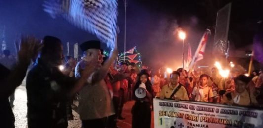 Ribuan Peserta Ikut Pawai Obor PELEPASAN. Sekda Melawi, Ivo Titus Mulyono melepas pawai obor di kawasan Tugu Juang Nanga Pinoh, Sabtu malam (1/9). Dedi Irawan-RK
