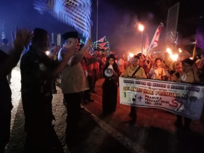 PELEPASAN. Sekda Melawi, Ivo Titus Mulyono melepas pawai obor di kawasan Tugu Juang Nanga Pinoh, Sabtu malam (1/9). Dedi Irawan-RK