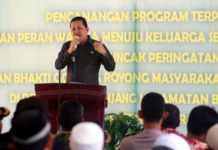 Kesadaran Masyarakat Tangani Karhutla Rendah Sambutan. Wabup Hermanus menyampaikan sambutan dalam puncak peringatan Bulan Bhakti Gotong Royong Masyarakat XV di Kecamatan Batu Ampar, Kubu Raya. Humas for Rakyat Kalbar