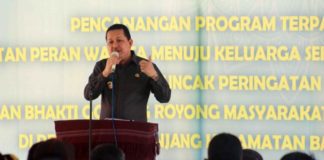 Kesadaran Masyarakat Tangani Karhutla Rendah Sambutan. Wabup Hermanus menyampaikan sambutan dalam puncak peringatan Bulan Bhakti Gotong Royong Masyarakat XV di Kecamatan Batu Ampar, Kubu Raya. Humas for Rakyat Kalbar