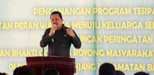 Kesadaran Masyarakat Tangani Karhutla Rendah Sambutan. Wabup Hermanus menyampaikan sambutan dalam puncak peringatan Bulan Bhakti Gotong Royong Masyarakat XV di Kecamatan Batu Ampar, Kubu Raya. Humas for Rakyat Kalbar