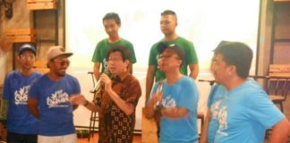 Dinkes Kalbar Bersama Musisi Pontianak Kepala Dinas Kesehatan Provinsi Kalbar, dr Andy Jap MKes menyampaikan tanggapan usai menyaksikan tayangan perdana video klip Yok Hidup Sehat dihadapan musisi lokal Pontianak dan para tamu undangan.