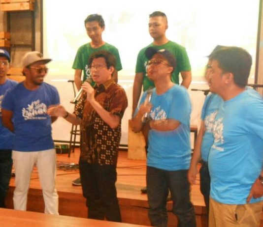 Dinkes Kalbar Bersama Musisi Pontianak Kepala Dinas Kesehatan Provinsi Kalbar, dr Andy Jap MKes menyampaikan tanggapan usai menyaksikan tayangan perdana video klip Yok Hidup Sehat dihadapan musisi lokal Pontianak dan para tamu undangan.