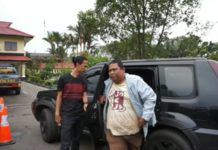 Edy Pelaku Penipuan Pengurusan Sertifikat Tanah Dibekuk DIGIRING. Edy saat digiring anggota Jatanras ke Polresta Pontianak, Sabtu (1/9) sore--Ocsya Ade CP