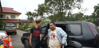 Edy Pelaku Penipuan Pengurusan Sertifikat Tanah Dibekuk DIGIRING. Edy saat digiring anggota Jatanras ke Polresta Pontianak, Sabtu (1/9) sore--Ocsya Ade CP