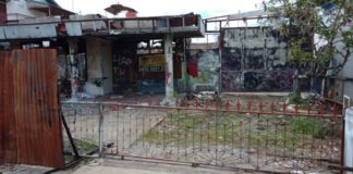 Dua Penjarah Rumah Bekas Terbakar Nyaris Babak Belur LOKASI JARAHAN. Rumah bekas kebakaran ini nyaris dijarah dua pemuda tak dikenal--Bangun Subekti