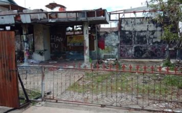 Dua Penjarah Rumah Bekas Terbakar Nyaris Babak Belur LOKASI JARAHAN. Rumah bekas kebakaran ini nyaris dijarah dua pemuda tak dikenal--Bangun Subekti