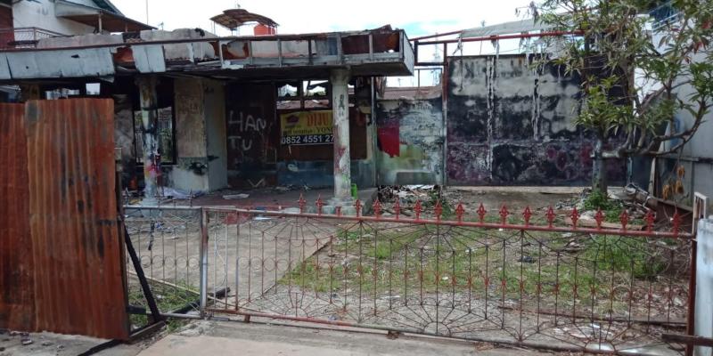 LOKASI JARAHAN. Rumah bekas kebakaran ini nyaris dijarah dua pemuda tak dikenal--Bangun Subekti