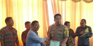 Polres Terima Hibah Dua Bidang Tanah HIBAH. Penyerahan perjanjian dan berkas hibah tanah dari Pemkab Sekadau kepada Polres Sekadau, Jumat (31/8). Abdu Syukri