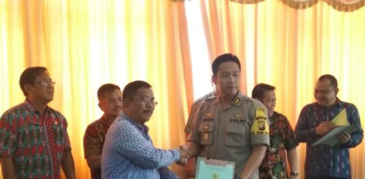 Polres Terima Hibah Dua Bidang Tanah HIBAH. Penyerahan perjanjian dan berkas hibah tanah dari Pemkab Sekadau kepada Polres Sekadau, Jumat (31/8). Abdu Syukri