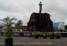 Tugu Simpang Lapter Bukan Tugu Naruto Tugu Simpang Lapter. Tugu yang berada di Simpang Lapter yang kerap disebut sebagai Tugu Naruto, hingga kini belum ada nama yang diperdakan untuk tugu tersebut. Dedi Irawan/RK.