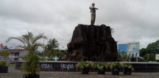 Tugu Simpang Lapter Bukan Tugu Naruto Tugu Simpang Lapter. Tugu yang berada di Simpang Lapter yang kerap disebut sebagai Tugu Naruto, hingga kini belum ada nama yang diperdakan untuk tugu tersebut. Dedi Irawan/RK.