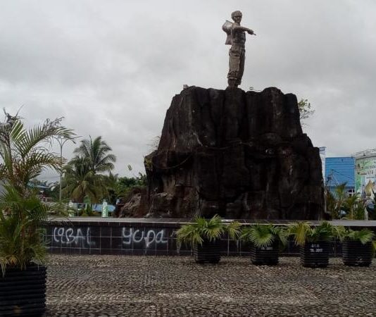 Tugu Simpang Lapter Bukan Tugu Naruto Tugu Simpang Lapter. Tugu yang berada di Simpang Lapter yang kerap disebut sebagai Tugu Naruto, hingga kini belum ada nama yang diperdakan untuk tugu tersebut. Dedi Irawan/RK.