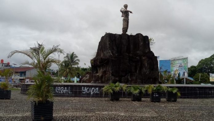 Tugu Simpang Lapter. Tugu yang berada di Simpang Lapter yang kerap disebut sebagai Tugu Naruto, hingga kini belum ada nama yang diperdakan untuk tugu tersebut. Dedi Irawan/RK.