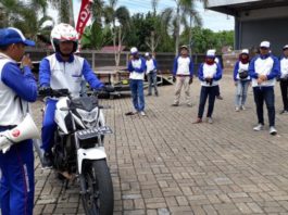 Safety riding. Puluhan jurnalis kalbar saat mempraktikkan safety riding yang dilaksanakan Astra Motor Pontianak, Minggu (2/9). Gusnadi-RK